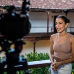 la actriz Hiba Abouk con pendientes de Sara Luis Joyas