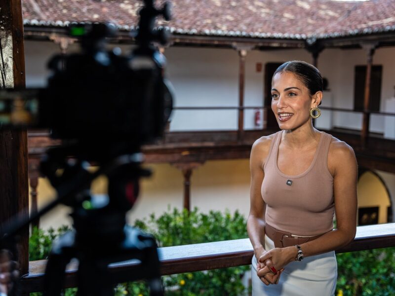 la actriz Hiba Abouk con pendientes de Sara Luis Joyas