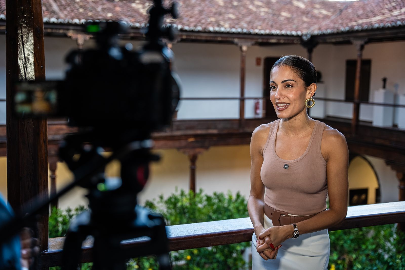 la actriz Hiba Abouk con pendientes de Sara Luis Joyas