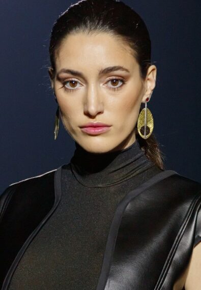 Modelo con joyas de Sara Luis Joyas